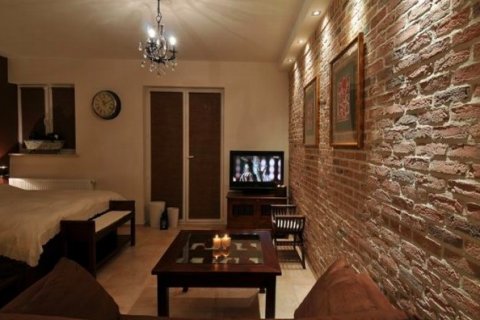 Ściany z cegły w domu i mieszkaniu - pokój , salon i kuchnia