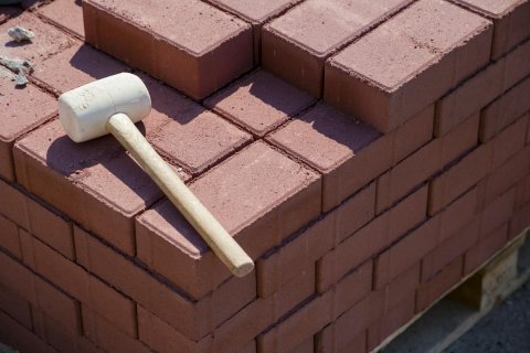 Jakie czynniki wpływają na zmiany cen cegły klinkierowej w czasie?